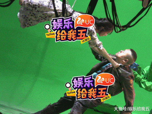 两人密意对望了一阵后,佟丽娅就这么就着吊威亚的举措猝不及防线起头