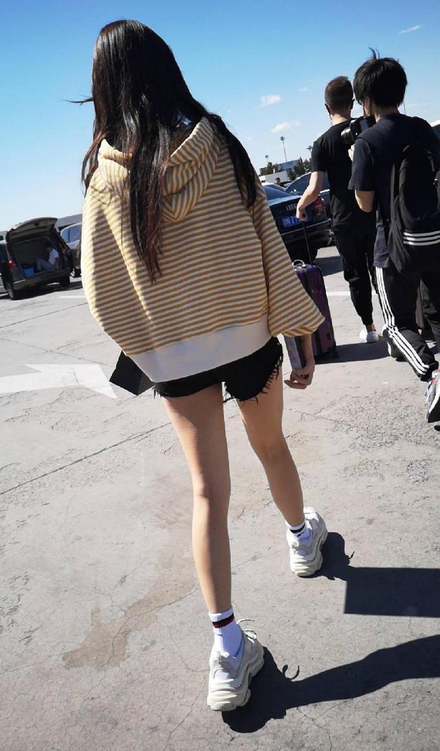 这都入秋了!杨超越却还是穿着短裤,请问小姐姐你不冷吗?