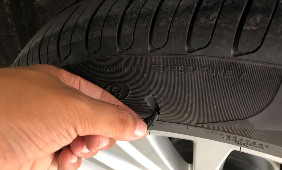 有闲下来,先检查了一圈轮胎的外观,发现了轮胎胎壁破损,好在磕痕较浅