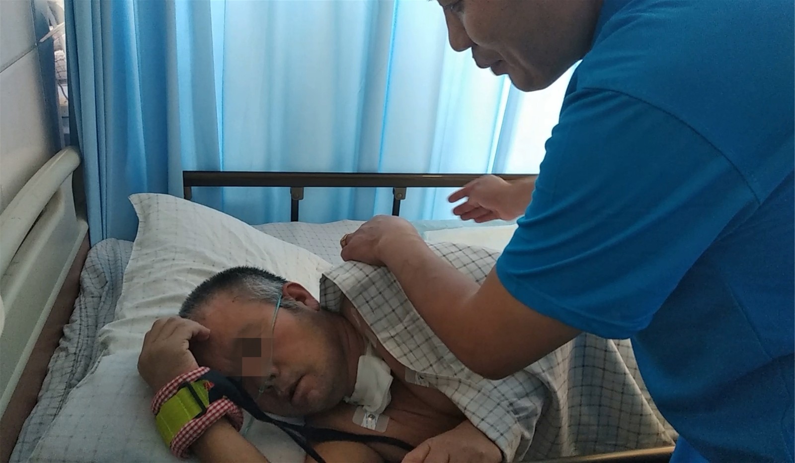 男护工给患病老人按摩累到手发软 称是为弥补孝心