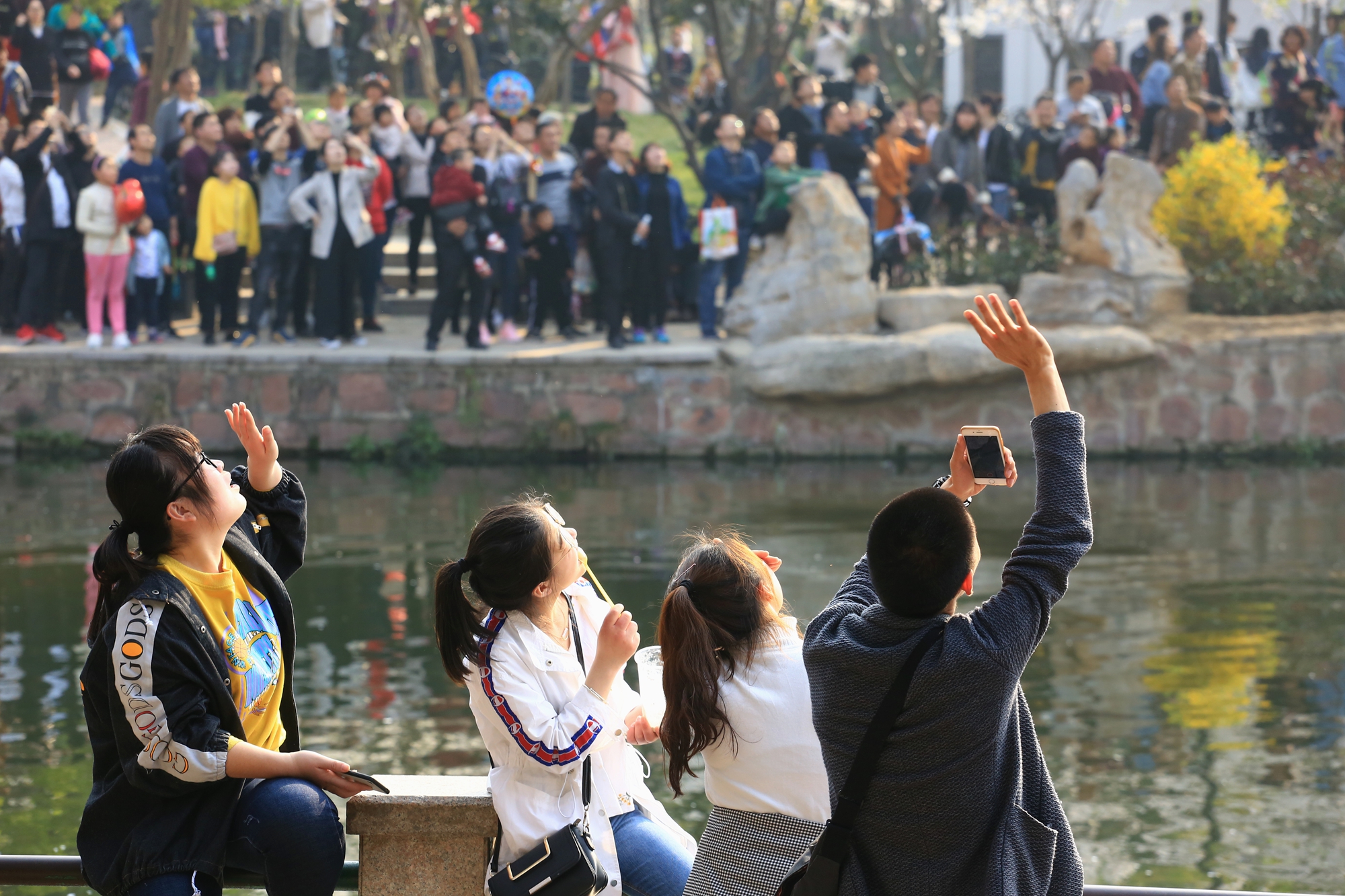 郑州人民公园春色满园惹人醉 游人纷沓而至老外也来凑热闹_新浪看点