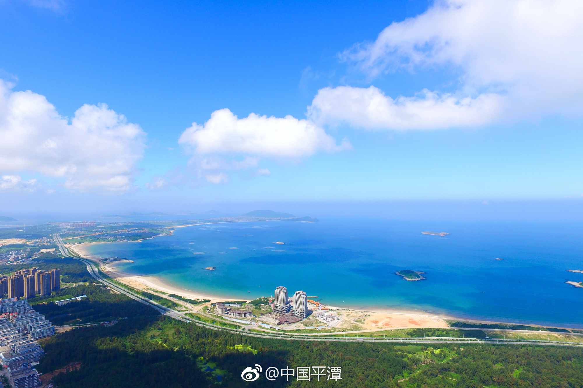 福建的夏天去哪里当然是来平潭了这里有蜿蜒曲折的海岸