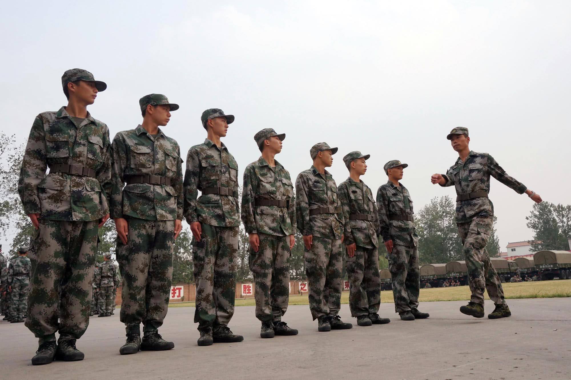 为什么大学生毕业后都想去当兵?暴露一严重问题,给国家敲响警钟