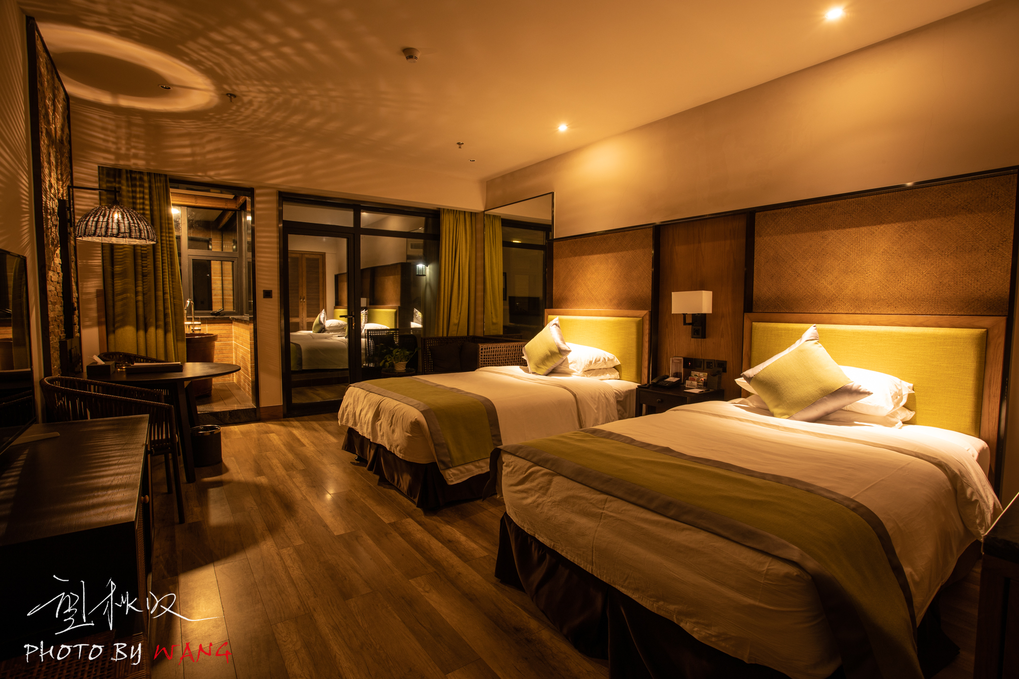 穿着浴袍当大侠中原最高峰玉皇顶上拍日出