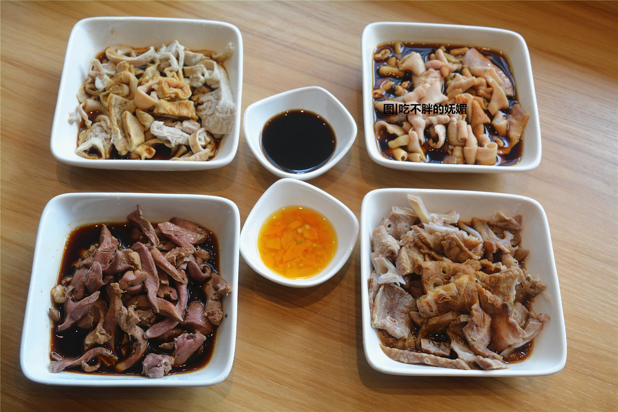 我们点了活肉,鸭肠,猪肺和花肠等.清汤粿条,是永安的特色小吃.