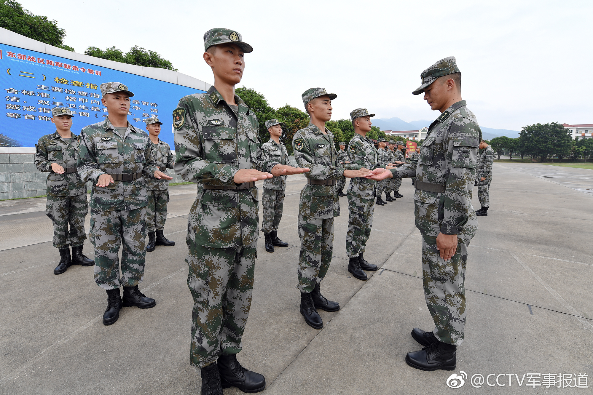 来自6个省市,60多支部队的200余名将校军官,齐聚73集团军部队.