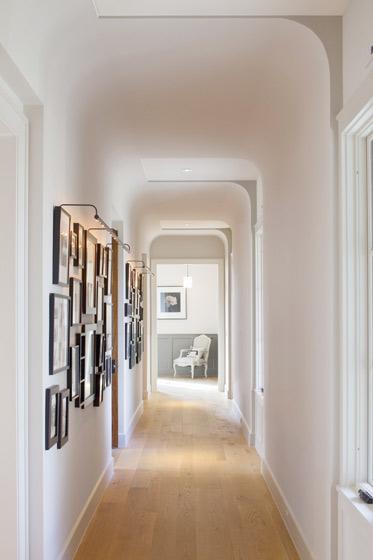 这种装饰方法适用于走廊底端有门,侧边墙面空旷的户型.