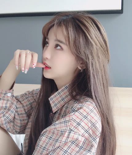 杨清柠穿黑靴,只为了显腿长,网友:心机girl变成高冷美少女