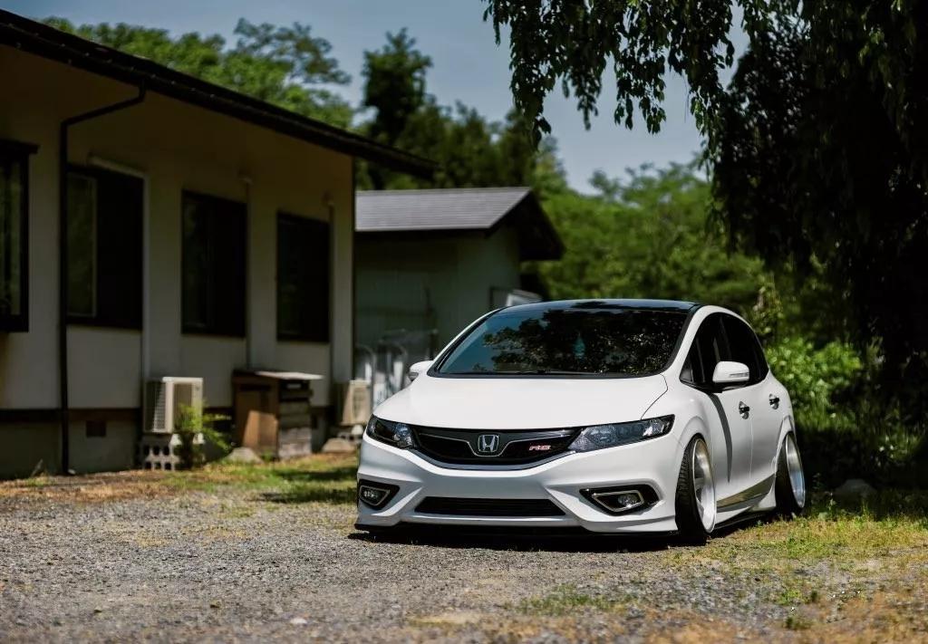 犹如"瓦罐"般低矮而又修长的本田杰德,改成低趴后十分迷人!