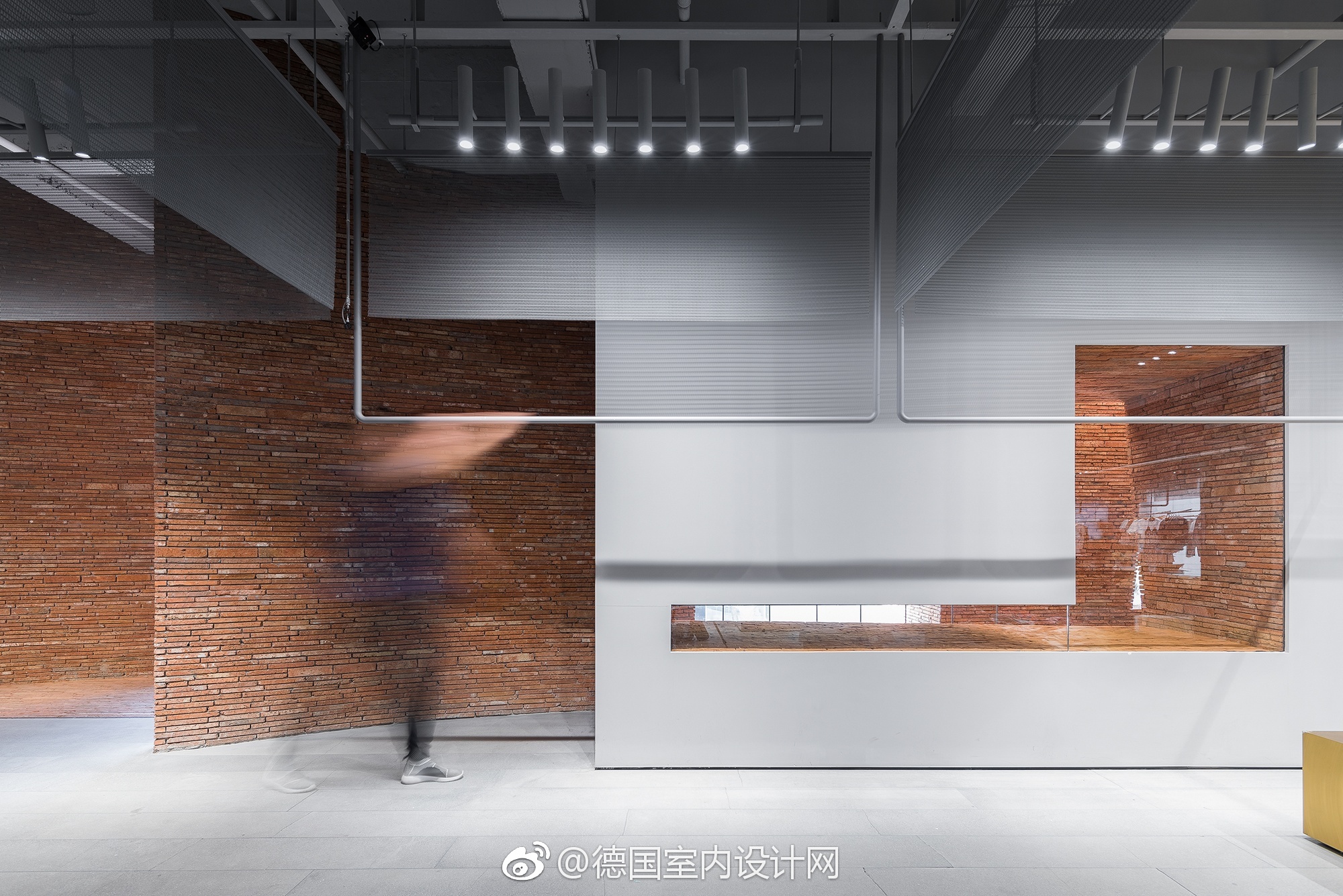 UR上海旗舰店位于上海市淮海路华狮广场左翼