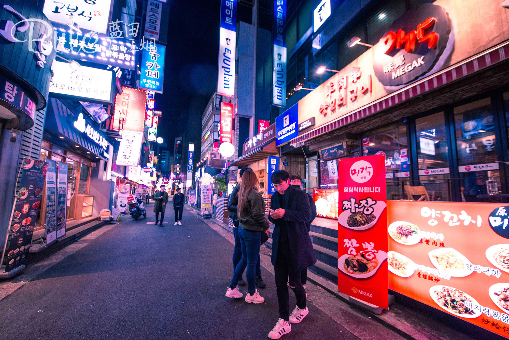 首尔的清溪川除了夜景美丽, 还是年轻人喜爱的美食之地