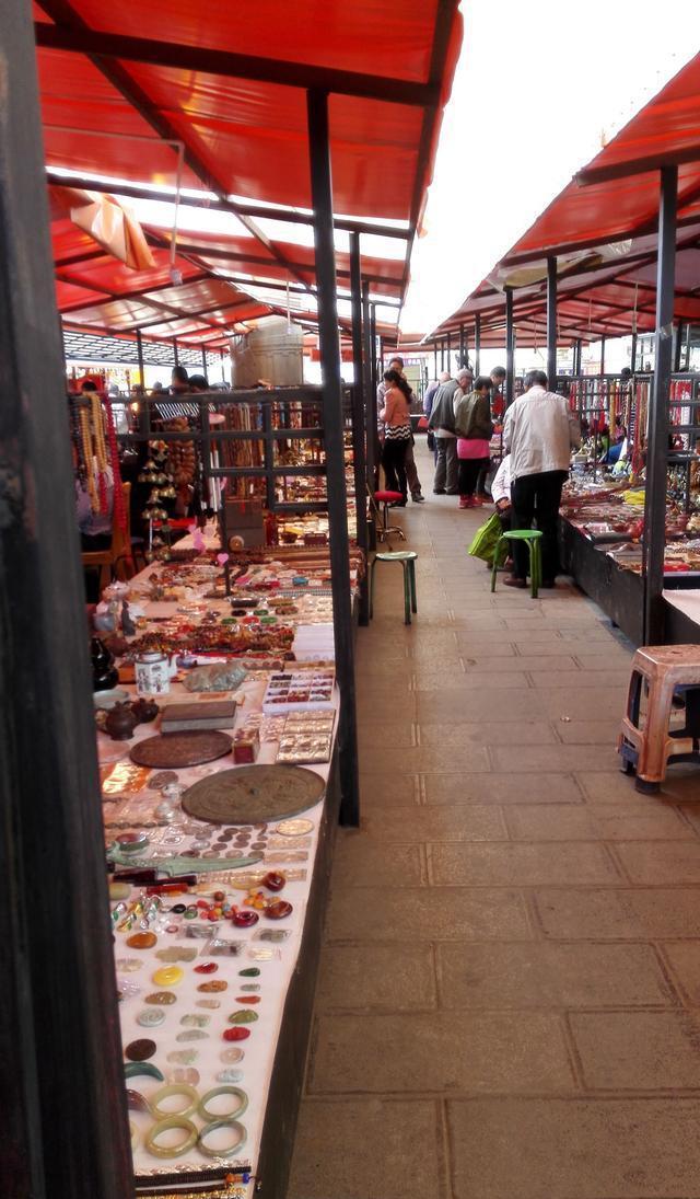 昆明最大地摊市场, 淘宝好去处!