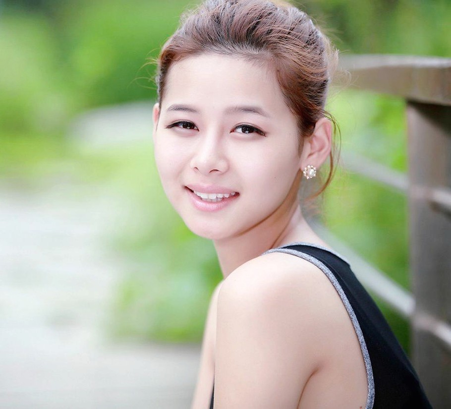 笑得多么开心的美丽少女姑娘