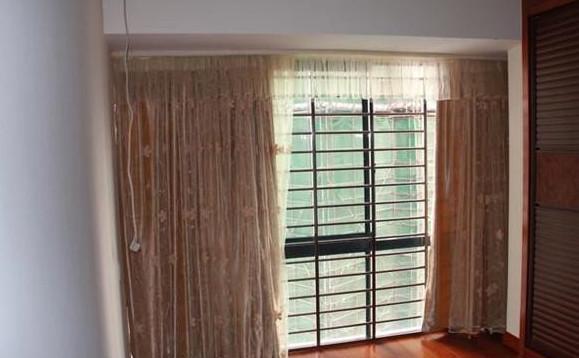 窗帘是蕾丝款的,特别漂亮