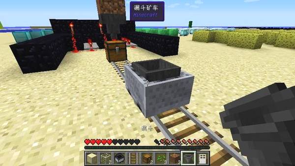 在两者间铺设好铁路,用运输矿车漏斗和红石电路来制作一条自动化运输