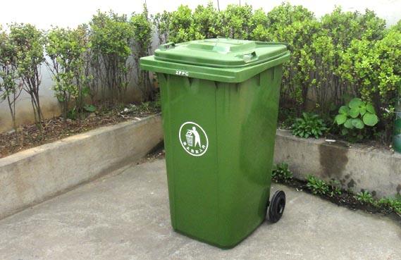 学校为防止学生乱丢垃圾,垃圾桶贴上了表情包