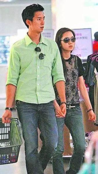 和干爹谈恋爱?还上节目哭诉装婊!|杨千霈|屈中恒|黄宝世_新浪新闻