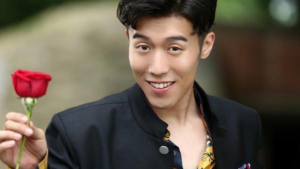 他出道要比热依扎还晚,2013年才有了自己的第一部作品《万家有宝》