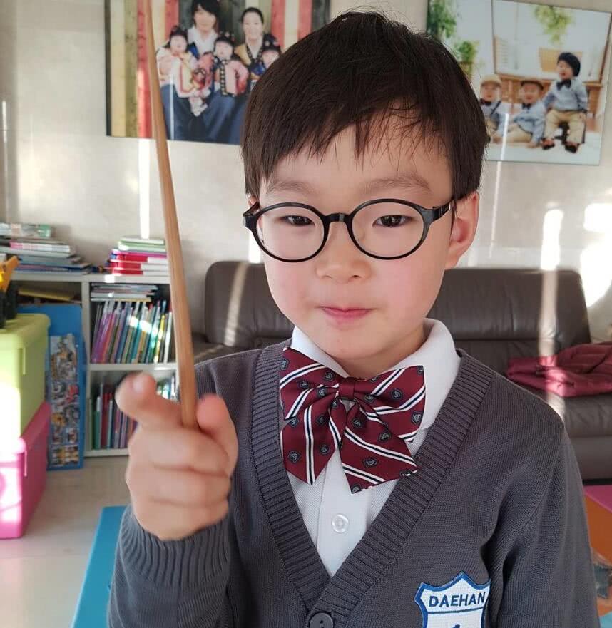 宋家三胞胎长大了,大韩万岁都戴眼镜了