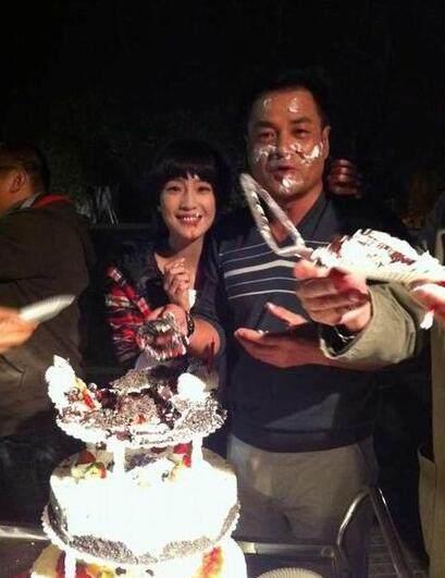 55岁尤勇和妻子生活素颜照曝光 两次婚姻终获幸福 妻子高挑有气质