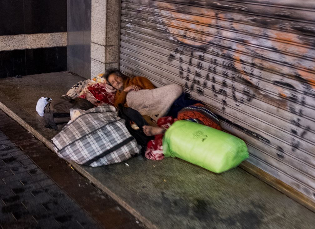 香港底层老人生活实拍白发苍苍还要出来打工赚钱令人心酸