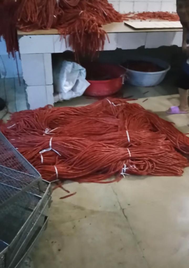 辣条的生产环境曝光,看了简直是毁童年啊!网友:再也不敢吃了