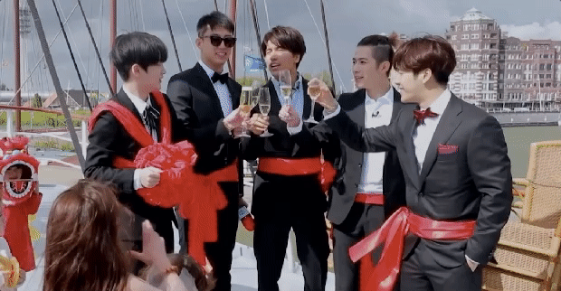 黄景瑜肩扛豪豪花式抱娃大手牵小手豪哥瑜弟一起走