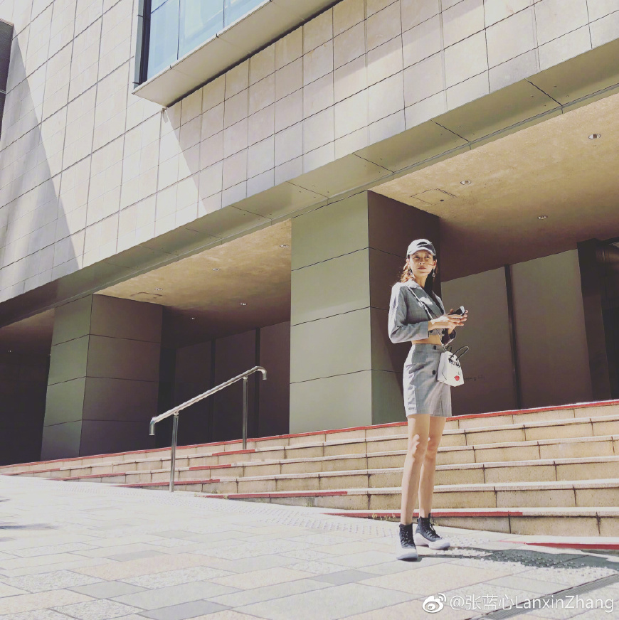 张蓝心身穿红色皮衣搭配黑色长裙英俊帅气网友比男神还要帅