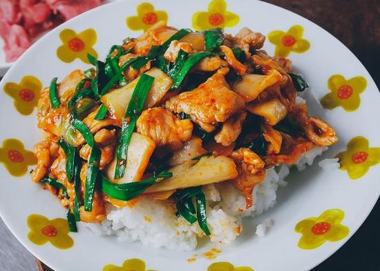 猪肉泡菜盖饭3,锅里留一点点油,加入甜辣酱,番茄酱两小勺清水几滴白醋