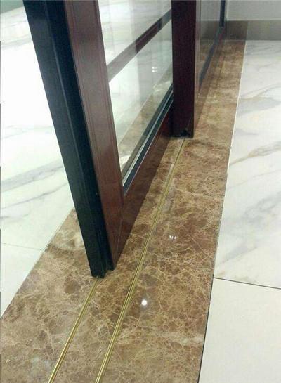 地轨推拉门是我们最常见的一种门,但是因为轨道在地面上.