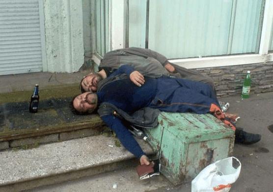 这个国家的酒鬼人数超过了200万, 白天都能看到酒鬼醉倒街头