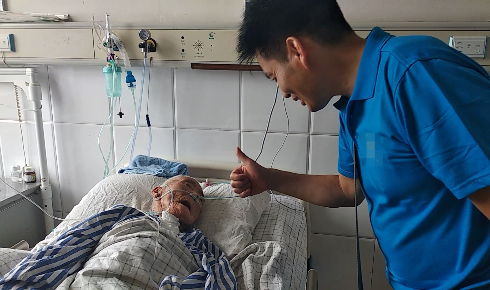 男护工给患病老人按摩累到手发软 称是为弥补孝心