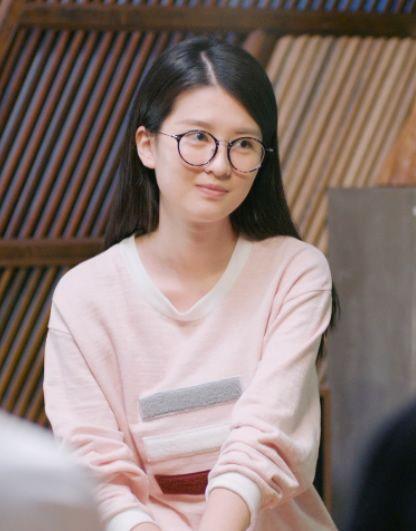 乔欣素颜现身机场被偶遇,网友:真人和照片上差别真大