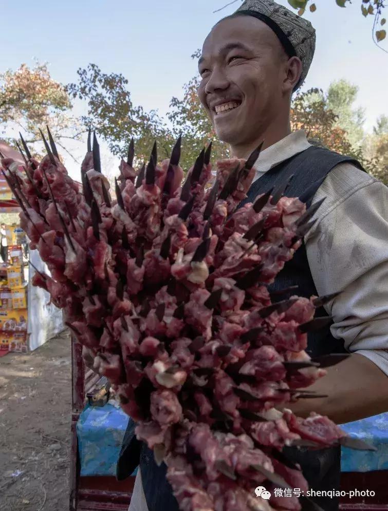提到新疆,恐怕没有人不知道新疆有一种美食叫烤羊肉串.
