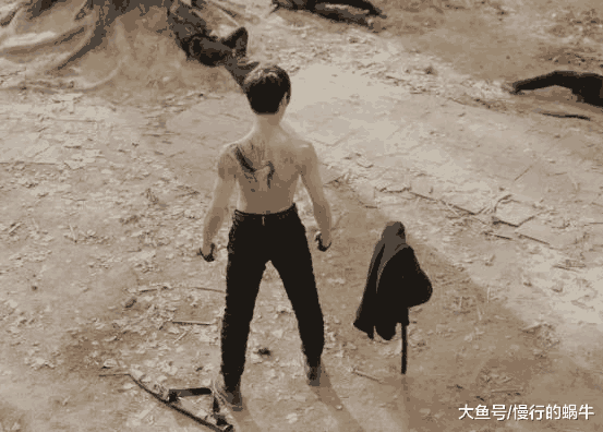 黑瞎子原本是陈皮阿四的手下,后来成为吴三省的手下,听从吴三省的命令