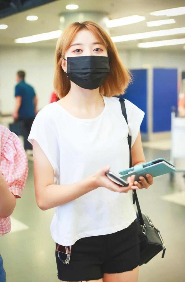 刘人语来了,穿白色t恤配短裤显洒脱,还是那个活力满满的少女!