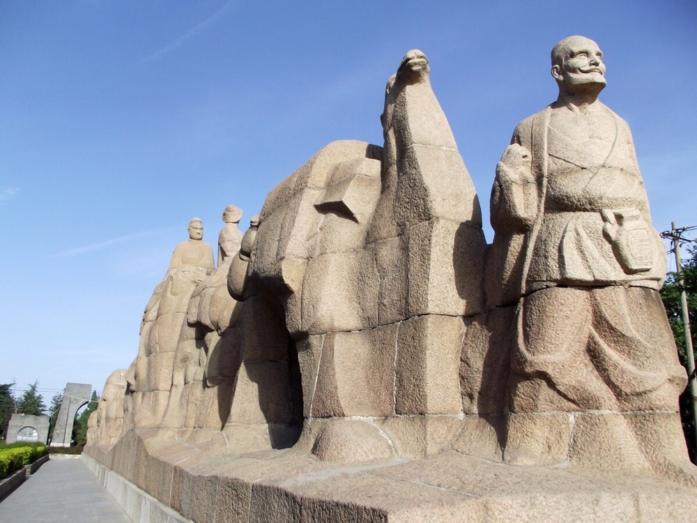 这组群雕长559米宽3米