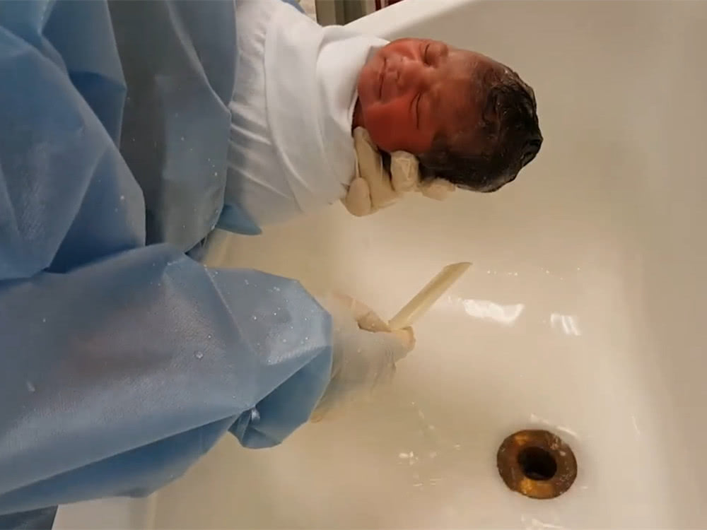 护士给新生儿洗头,手法太粗犷,网友直呼:跟洗菜一个样