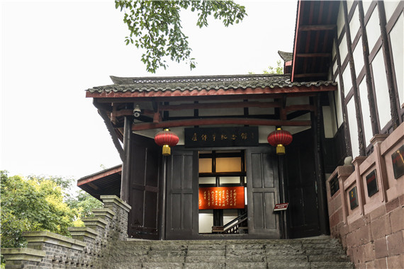卢作孚纪念馆是以前峡防局旧址,坐落在嘉陵江边.