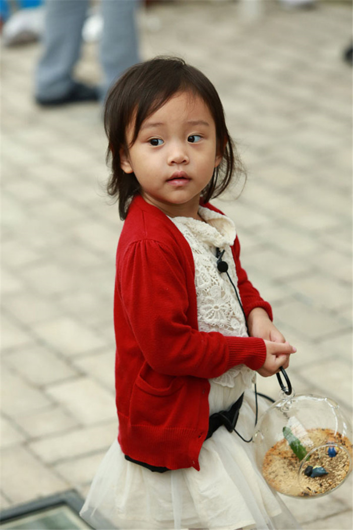 甜馨近照变了样,看着让人心疼,网友:希望长大别承受这种痛