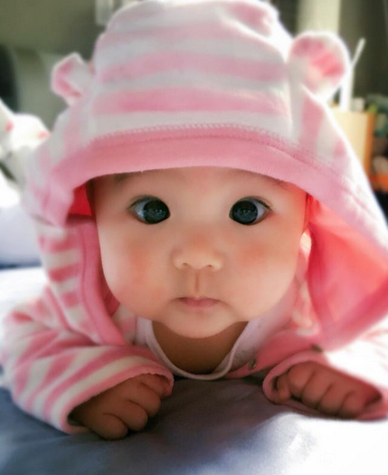 贾静雯,修杰楷的大女儿咘咘小婴儿时,这双拉仇恨的大眼睛!