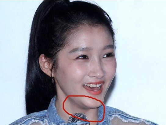 关晓彤近照曝光现双下巴,说好的瓜子脸,大长腿呢?