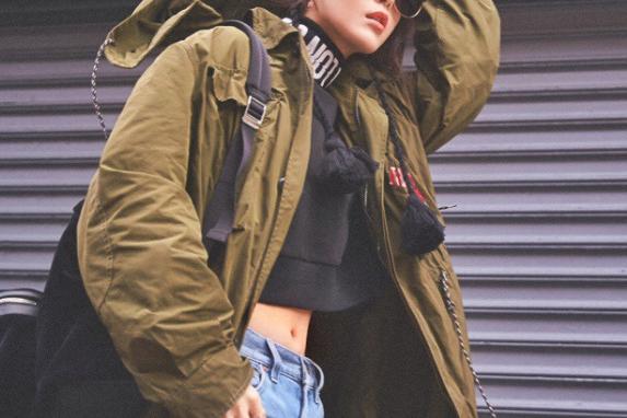 范冰冰穿露脐衣亮相, 带上墨镜后秒变网红,能认出的都是真爱粉