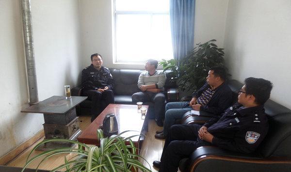 检查中,张金帆一行先后深入派出所值班室,户籍室,办案