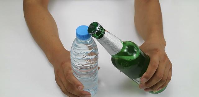 开啤酒再也不用开瓶器,简单2招,开啤酒不费吹灰之力