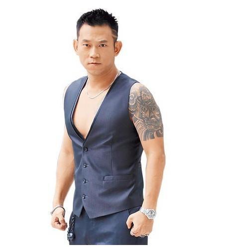 12岁爆红,17岁入狱,曾戴手铐出席父亲葬礼,出狱拍电影警示