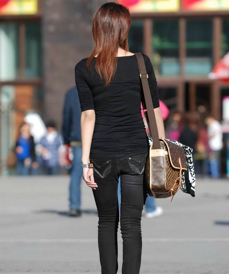 街拍,广场遇见一位黑色牛仔裤小姐姐