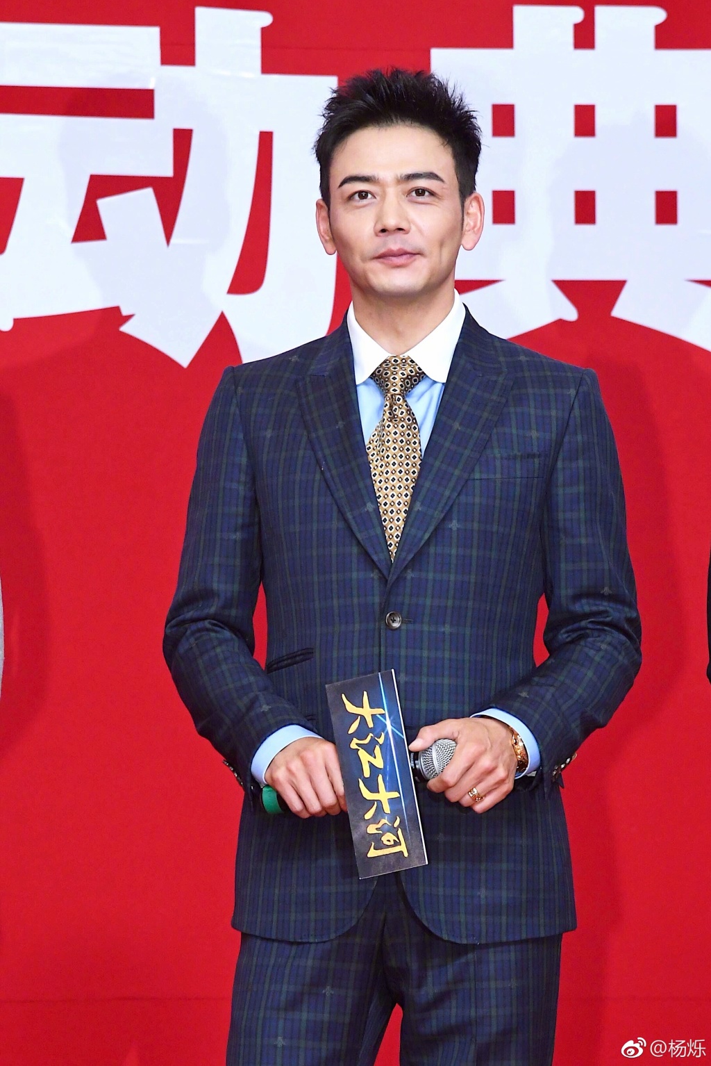 给人的第一印象就是一个90后的小哥哥,你喜欢杨烁的发型吗?