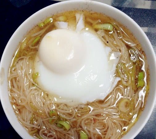 水煮荷包蛋时,总有白沫易散开?下锅前加这一步,煮出来完整滑嫩