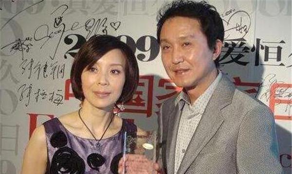 55岁吴刚靠《人民的名义》一夜成名 妻子风采依旧儿子超帅有才